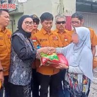 Ria Hartini ” Ketua DPRD kota Metro bersama PD IWO Metro Bagikan Sembako.